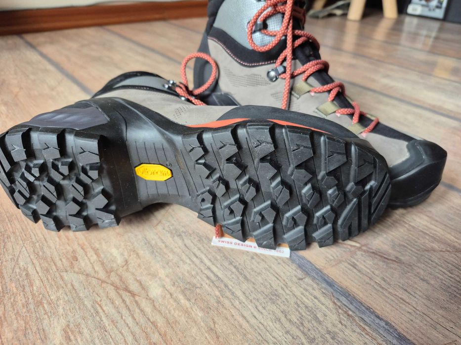 продавам НОВИ обувки за трекинг MAMMUT и BERGHAUS