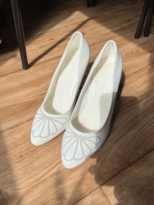 Свадебные туфли надеты один раз