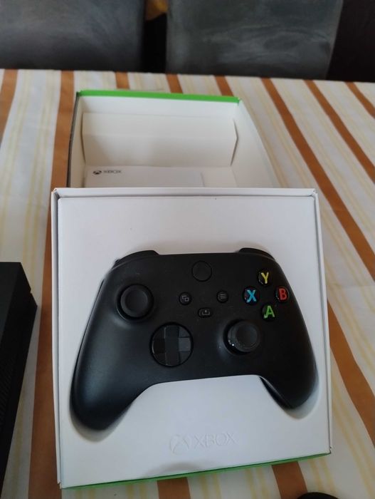 Vând consolă Xbox one X 1TB 4K