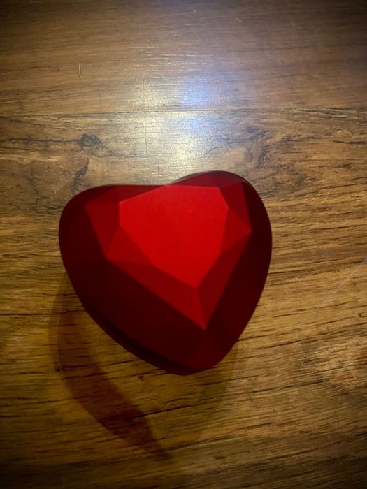 Чисто нов часовник в луксозна кутийка сърчице