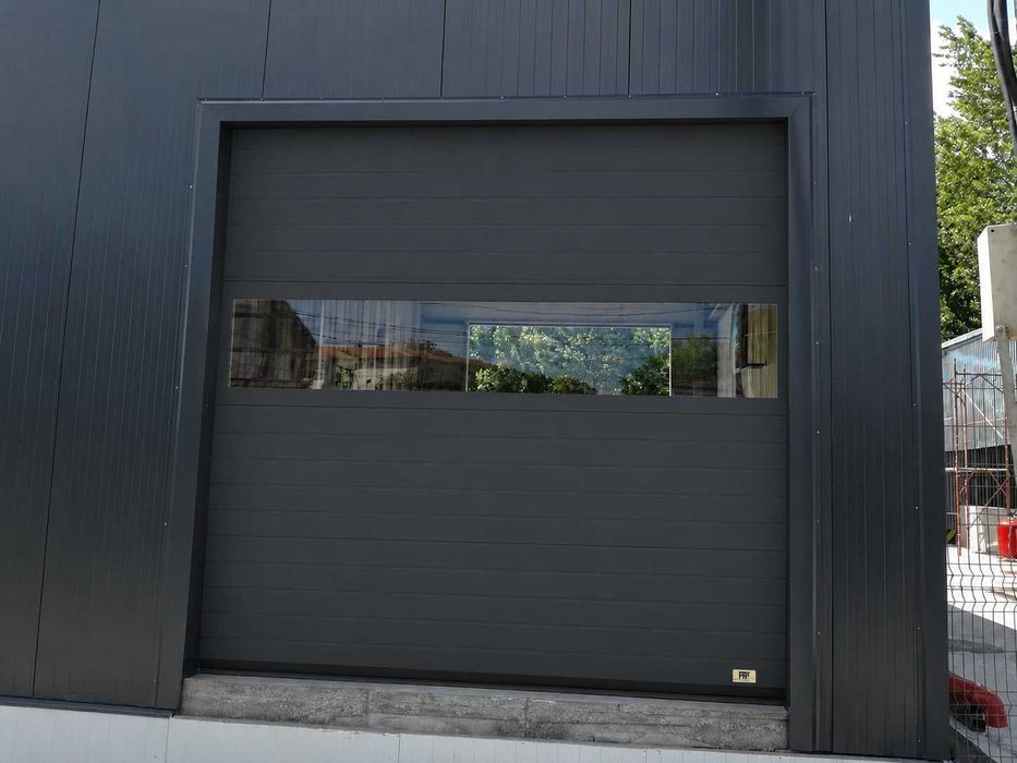 Usa de Garaj sectionala L 2440mm x H 3230mm pret de fabrica, fara adaos comercial, montaj GRATUIT in Bucuresti si zonele apropiate...