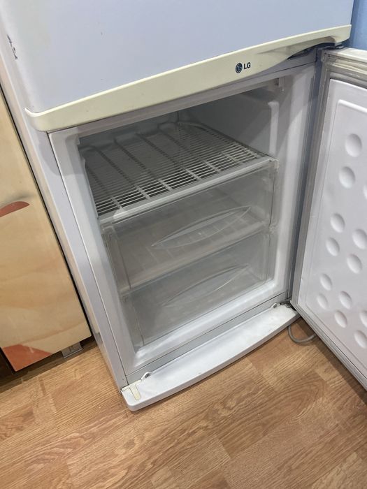 Холодильник LG. Очень срочно продам.