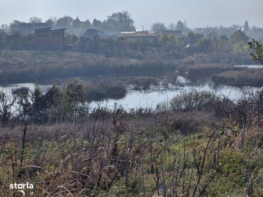 Teren langa case cu utilitati, lac la 300 metri,700 mp, 38500 euro