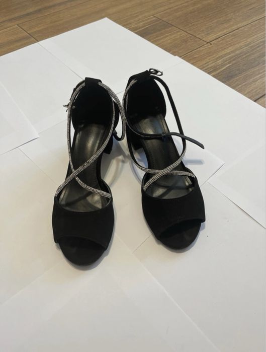 Pantofi cu toc simpli