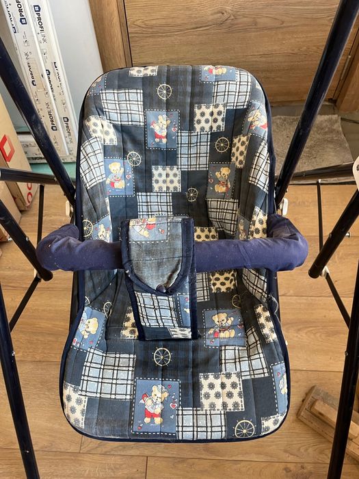 Детска люлка, подходяща за употреба на открито или закрито.