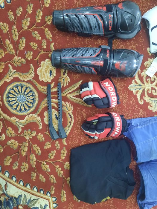 Хоккей,коньки,клюшка