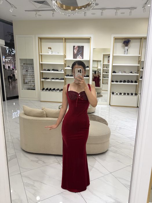 Бархатное силуетное платье