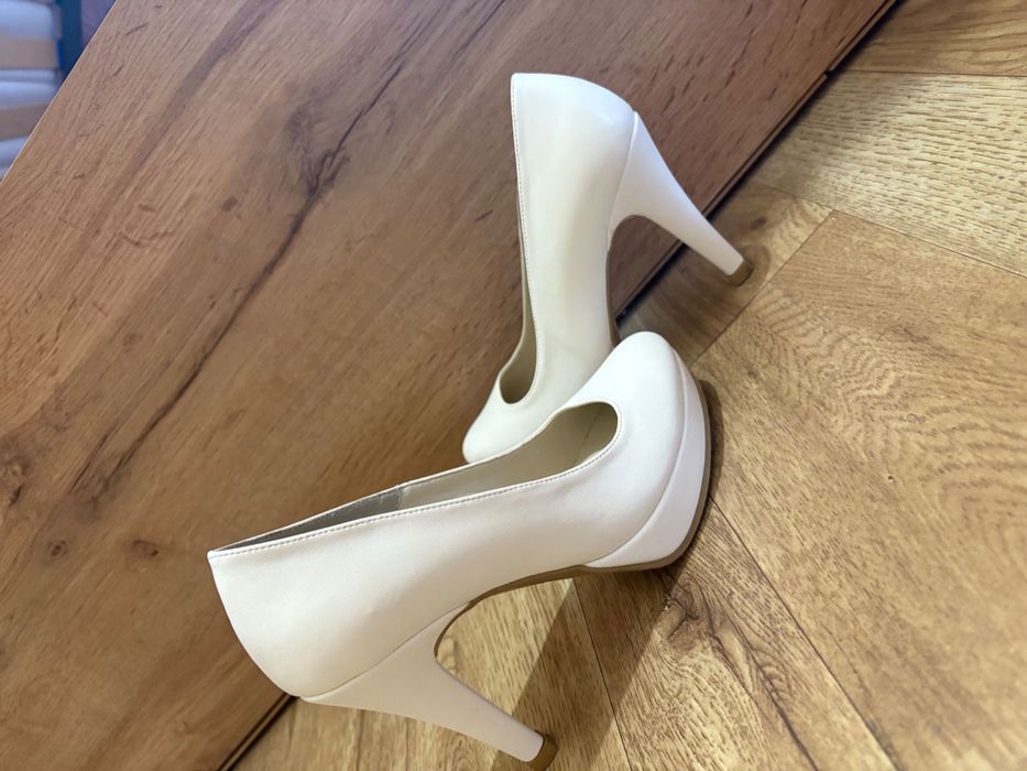 Бели обувки  на висок ток