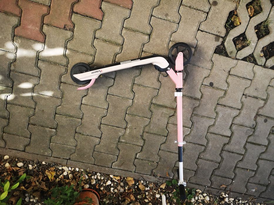 Trotineta electrica pentru fetite 5 - 8 ani