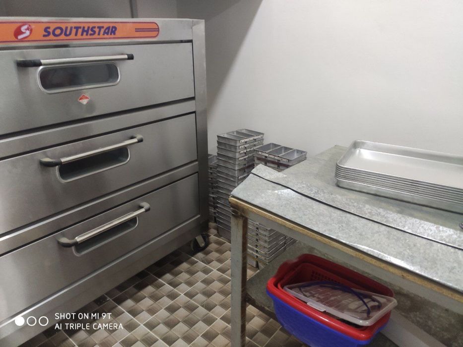 Сотилади електро печ, мешалька, растойка, 216 дона колип.