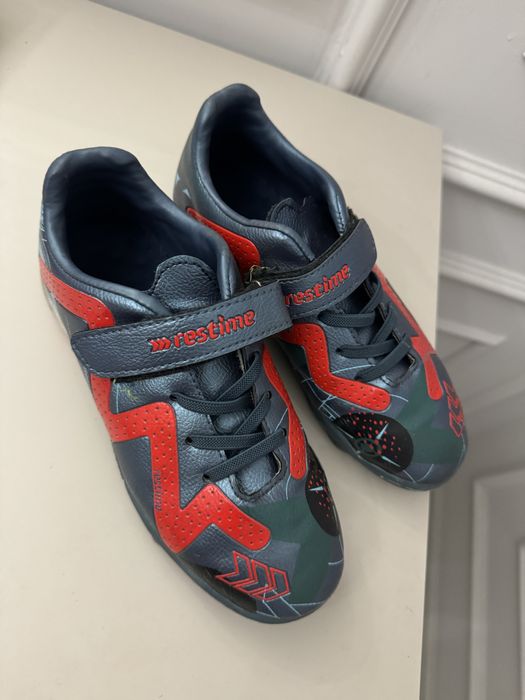 Кроссовки футбольные