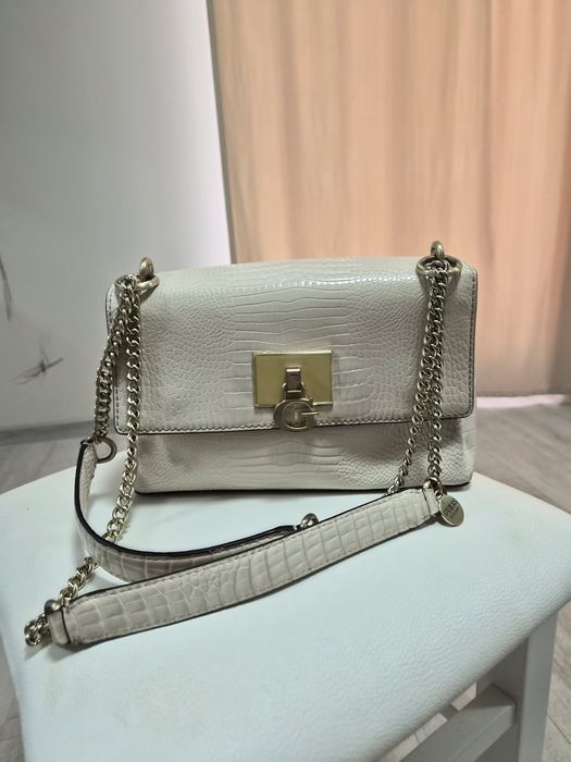 Дамски чанти Guess