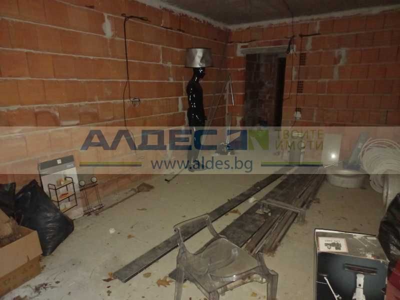 Продава имот, подходящ за преустройство, в луксозна сграда в Бояна!