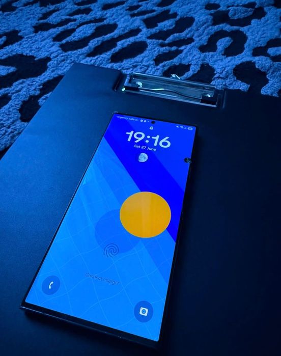 S23 Ultra funcțional cu display crăpat / spate zgâriat