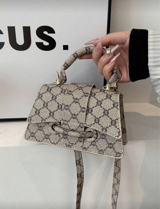 Малка дамска чанта – елегантен модел