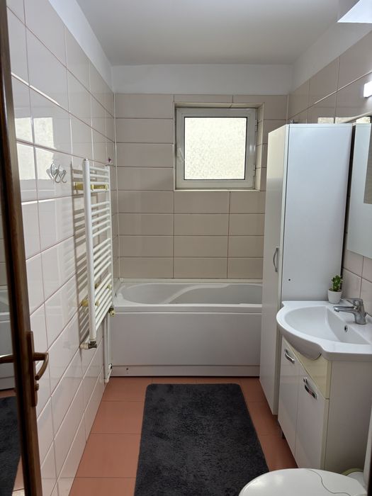 DE INCHIRIAT- APARTAMENT 3 camere DECOMANDAT + loc parcare privat / CENTRU