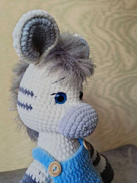 Вязанная игрушка зебра