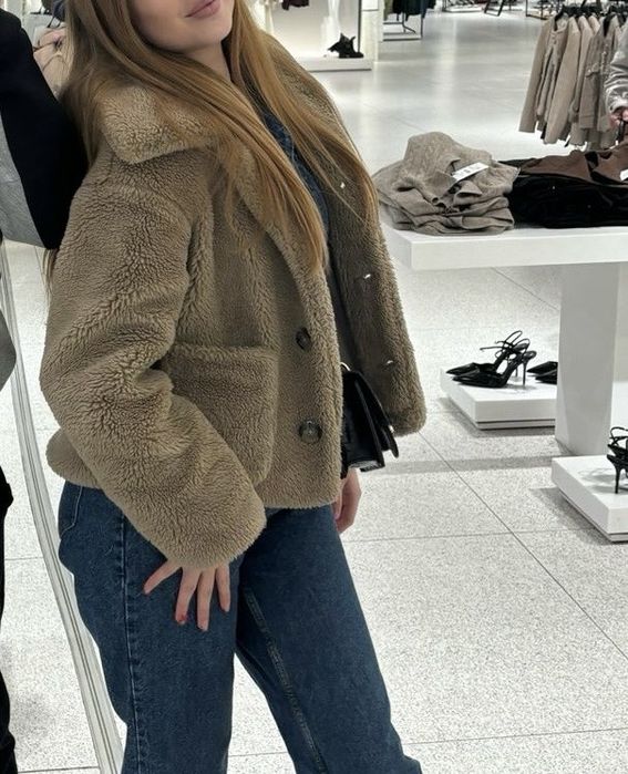 Пухкаво кафяво яке.