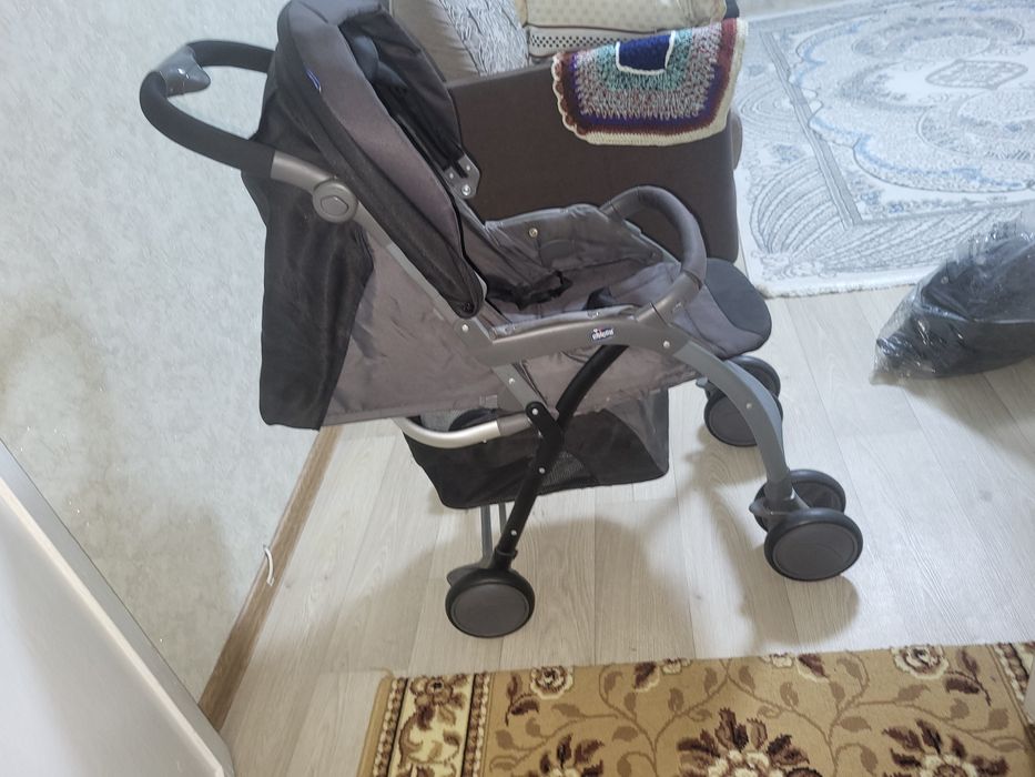 Коляска c chicco в отличном состоянии.