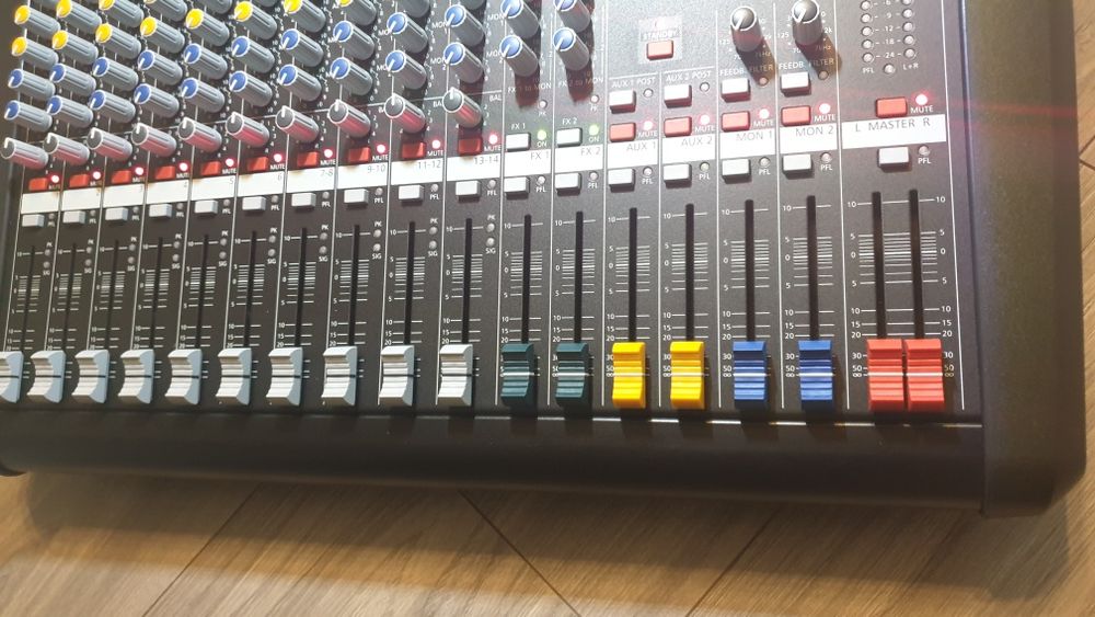 Vând mixer Dynacord Cms 1000 3 nou. Nefolosit...nezgarâiat. Țiplă. Top.
10 din 10..Unic proprietar. Thomann. Tot complet în cutie. Dispozitive pentru