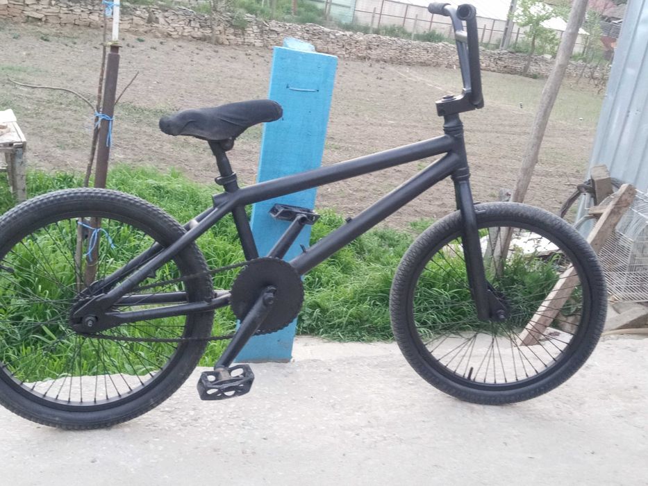 Vând BMX negru mat smoke