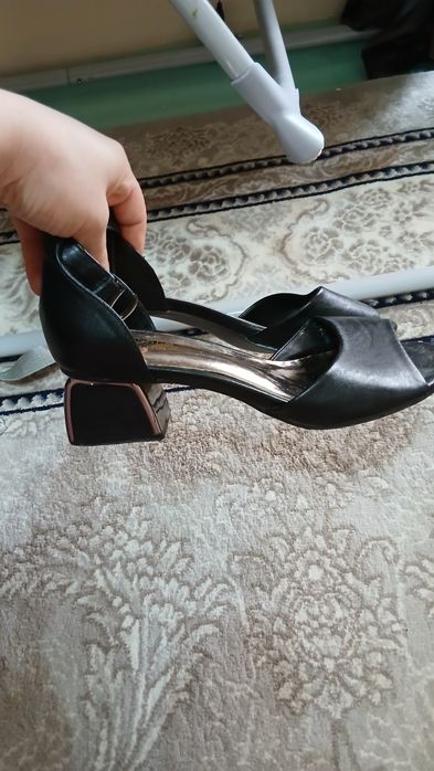 39 razmer oyoq kiyim sotiladi. 1 2 marta kiyilgan yangidek.