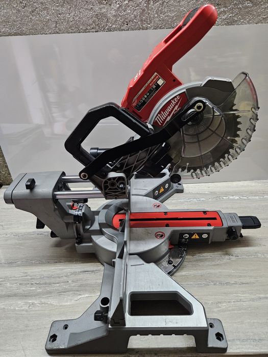 Milwaukee Настолен Циркуляр M18FMS190 18V.