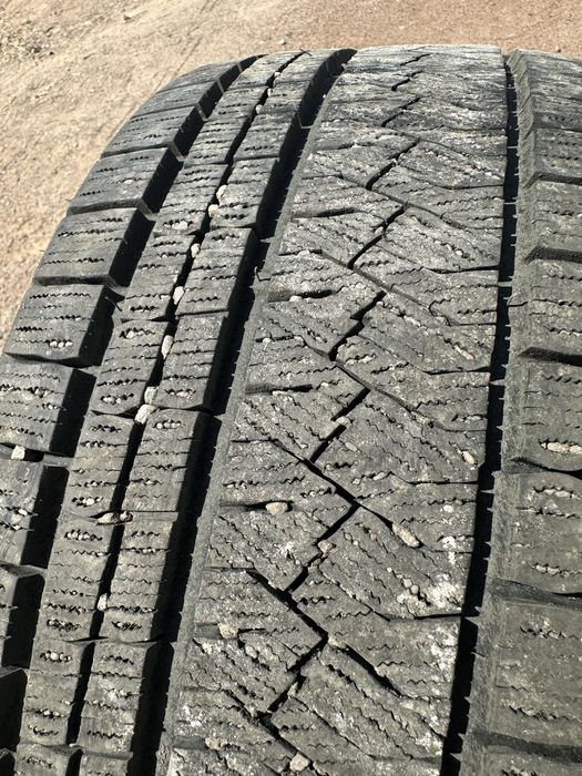 Продам 235/45/18 зимни Triangle
