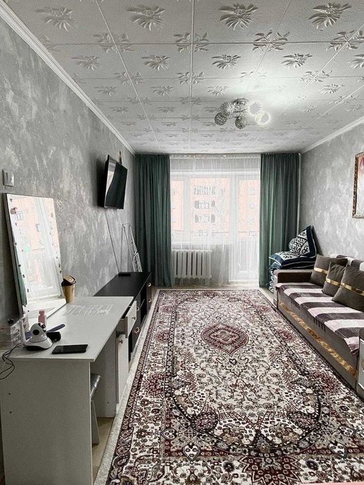 Срочно 2-комн квартира с косметическим ремонтом в 15 мкр,  на 4 этаже