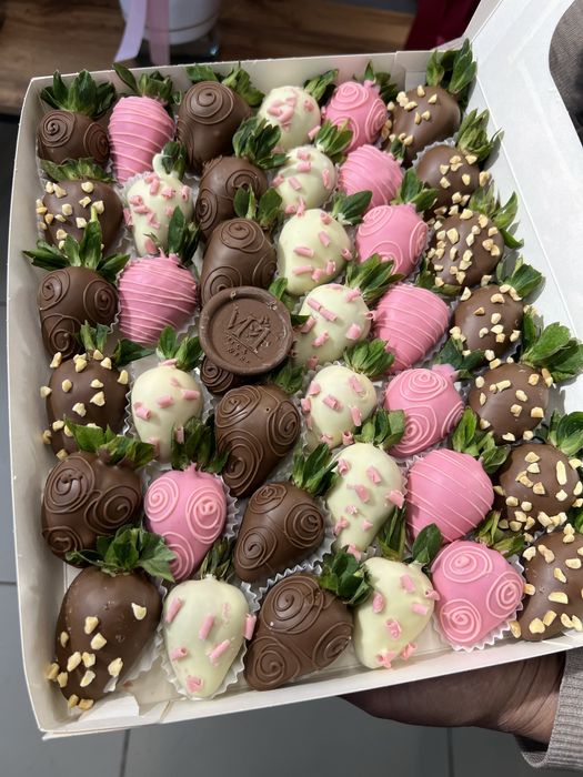 Клубника в шоколаде с цветами