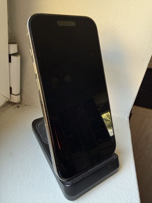 Vând iPhone 14 Pro Gold 256 GB Stare excelentǎ