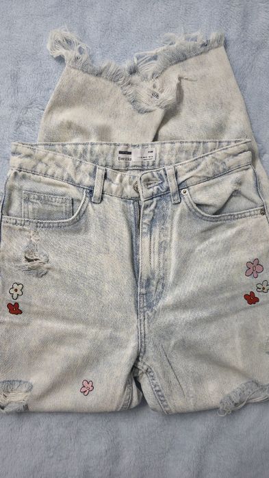 Blugi Mom Fit, Bershka, cu rupturi si broderii florale, 38