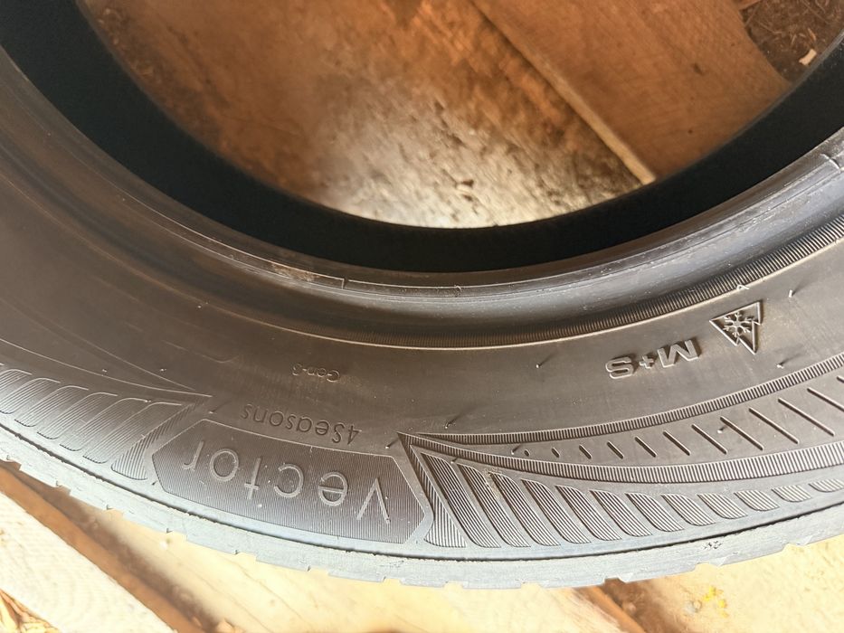 4 Anvelope Goodyear Vector 4Seasons – 215/60 R17 100H