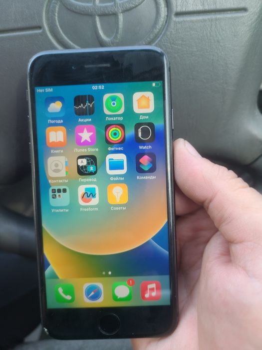 Продам IPhone 8.