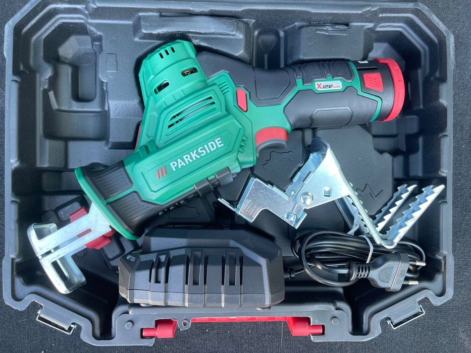 Саблен трион 12 волта нов внос от Германия в комплект,батерия 2Ан, зар