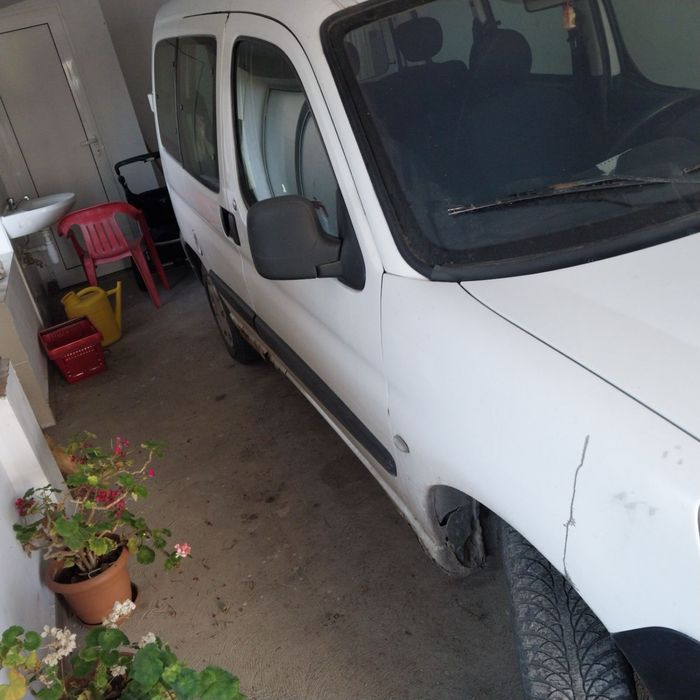 Продавам автомобила