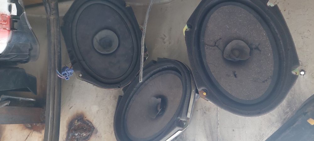 Колонки  на дверь мазда