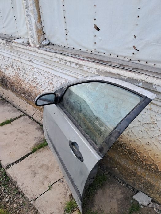 Vând usa stanga fata ford focus mk1 din 2003