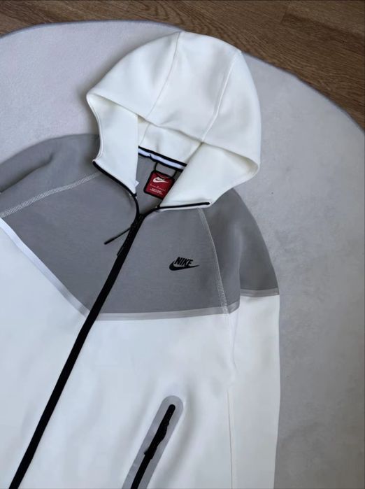 Бело-серая зипка Nike Tech Fleece