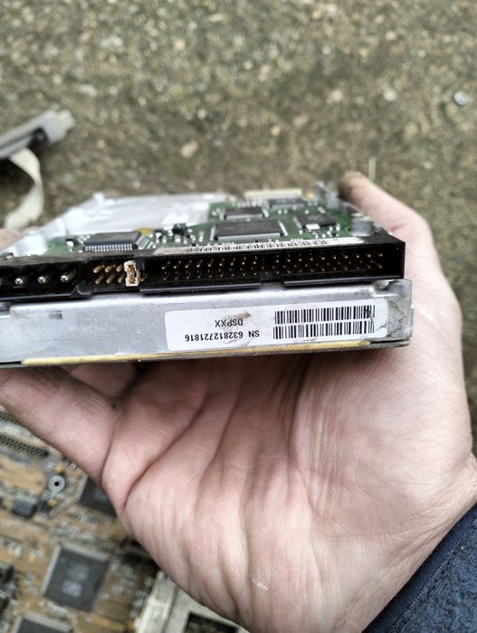 Стара дънна платка за компютър с хард диск