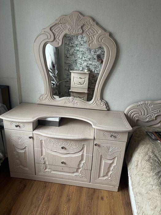 Продам спальный гарнитур