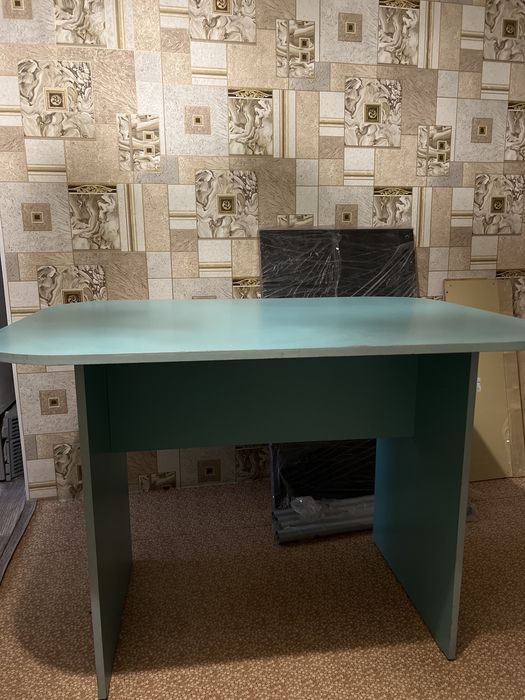 Стол зеленый офисный