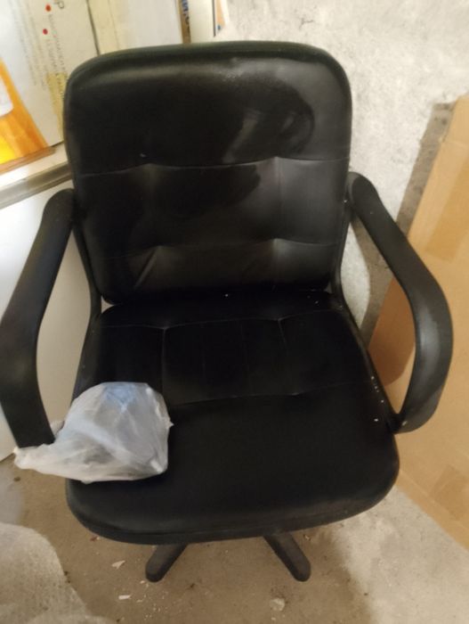 Стол на колелца за резервни части. Изкуствена кожа.