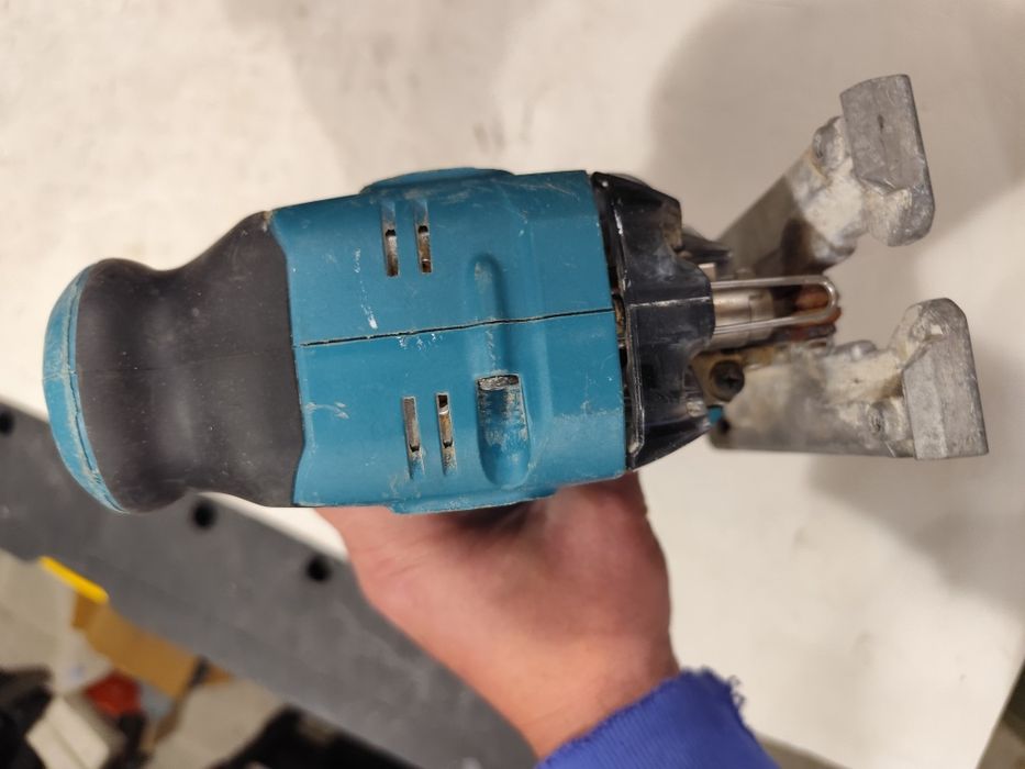 Безчетков прободен трион зеге Макита Makita DJV181