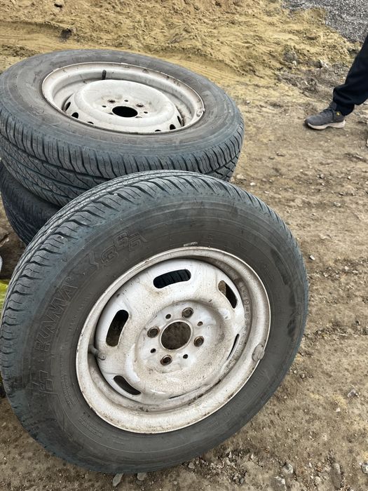 Продам комплект Резины