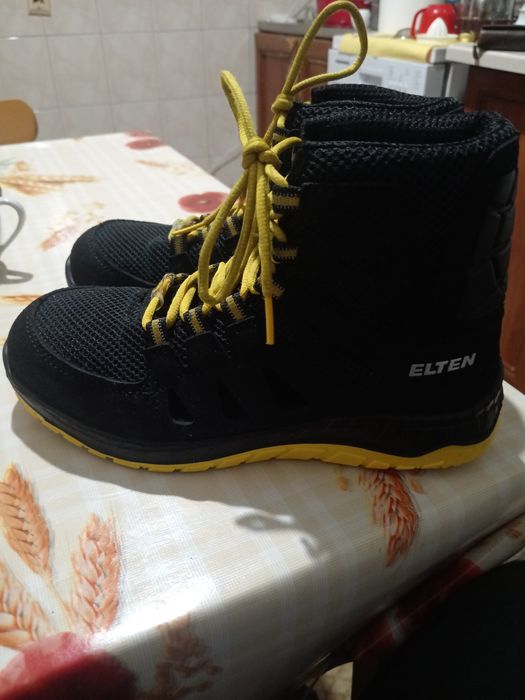 Vând bocanci cu protecție Nr. 37,5