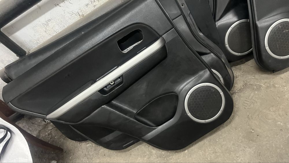 Продам дверные карты Suzuki