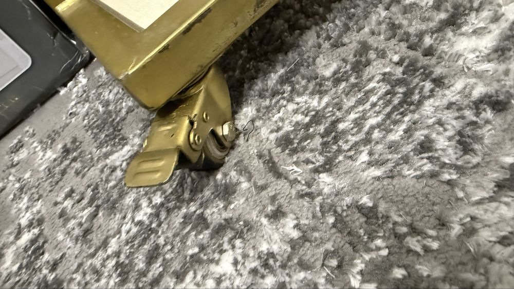 Торговое предложение для одежды на стеллажах