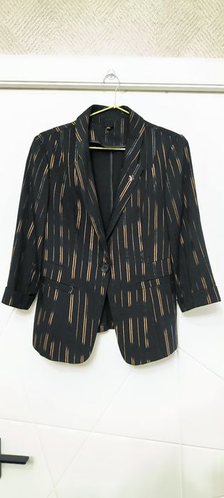 Женский пиджак  с вертикальным золотисто чёрным узором