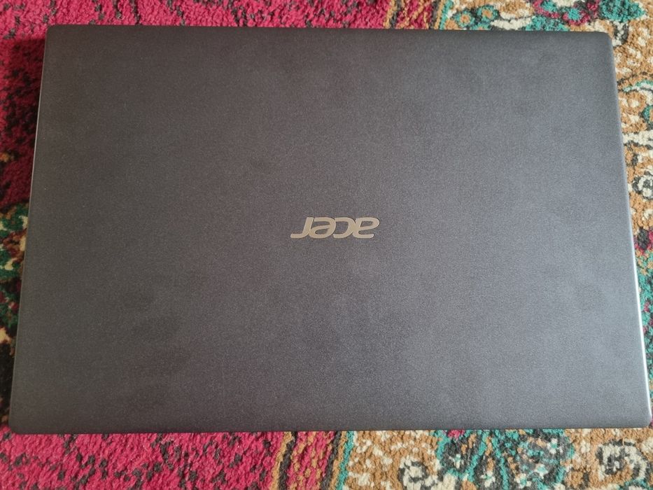 Acer noutbuk sotiladi.